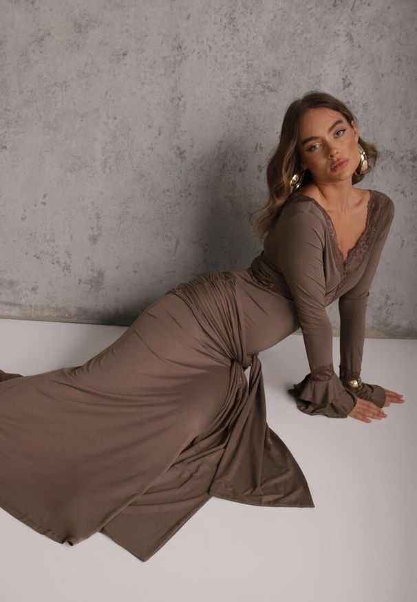 Renee - Brązowa Wiskozowa Sukienka Wieczorowa z Falbanami Koronką i Wiązanym Trenem Lenivna. Okazja: na ślub cywilny, na wesele. Kolor: brązowy. Materiał: wiskoza, koronka. Wzór: koronka. Styl: wizytowy