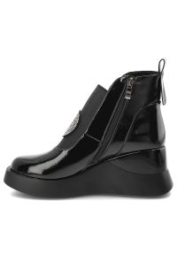 Czarne Botki S.Barski Wygodne Lakierowane Buty Damskie. Okazja: na co dzień. Zapięcie: zamek. Kolor: czarny. Materiał: lakier. Wzór: aplikacja. Obcas: na koturnie. Styl: casual, elegancki #2