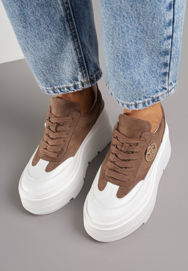 Born2be - Brązowo-Białe Sneakersy Vices na Platformie Zdobione Okrągłą Aplikacją Wodvire. Okazja: na co dzień, na spacer. Nosek buta: okrągły. Kolor: brązowy. Materiał: jeans. Szerokość cholewki: normalna. Wzór: aplikacja. Obcas: na platformie. Sport: turystyka piesza