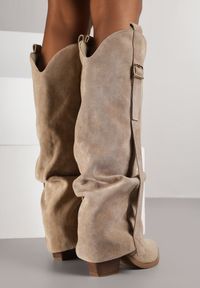 Renee - Ciemnobeżowe Kozaki na Stożku Typu Kowbojki Ozdobione Klamrą i Wywiniętą Cholewką Nalirella. Okazja: na co dzień. Zapięcie: klamry. Kolor: beżowy. Szerokość cholewki: normalna. Wzór: aplikacja. Materiał: skóra, jeans. Obcas: na stożku. Styl: casual, elegancki. Wysokość obcasa: średni #5