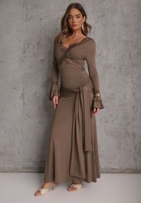 Renee - Brązowa Wiskozowa Sukienka Wieczorowa z Falbanami Koronką i Wiązanym Trenem Lenivna. Okazja: na ślub cywilny, na wesele. Kolor: brązowy. Materiał: wiskoza, koronka. Wzór: koronka. Styl: wizytowy #1