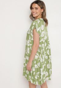 Born2be - Jasnozielona Bawełniana Sukienka o Kroju Oversize w Kwiaty Liralea. Okazja: na co dzień, na spacer. Kolor: zielony. Materiał: bawełna. Wzór: kwiaty. Typ sukienki: oversize. Styl: klasyczny, casual #3