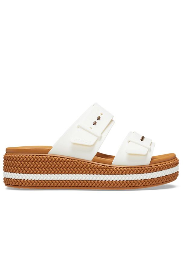 Klapki damskie Crocs Brooklyn Woven Buckle Low Wedge 209978-0WV - białe. Kolor: biały. Materiał: materiał. Wzór: paski. Sezon: lato. Obcas: na platformie. Styl: klasyczny