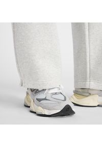 Spodnie damskie New Balance WB61W1DZAHH – szare. Stan: podwyższony. Kolor: szary. Materiał: poliester, bawełna, dresówka, guma #5