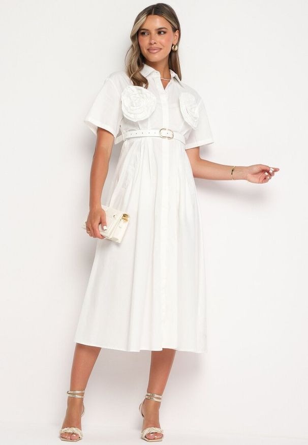 Born2be - Biała Bawełniana Sukienka o Koszulowym Kroju z Paskiem i Kwiatowymi Broszkami Zelnea. Okazja: na spotkanie biznesowe. Kolor: biały. Materiał: bawełna. Długość rękawa: krótki rękaw. Wzór: kwiaty. Typ sukienki: koszulowe. Styl: biznesowy, elegancki