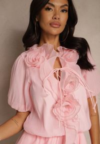 Renee - Różowa Sukienka Ozdobiona Wiązaniem i Falbanami Tilionala. Kolor: różowy. Wzór: aplikacja. Styl: elegancki #5