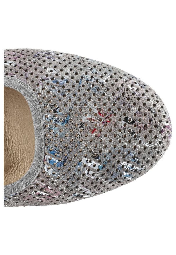 Szare Czółneka Gamis Damskie Skórzane Obuwie. Okazja: na co dzień, na spotkanie biznesowe. Zapięcie: bez zapięcia. Kolor: szary. Materiał: skóra. Szerokość cholewki: normalna. Obcas: na koturnie. Styl: biznesowy, casual