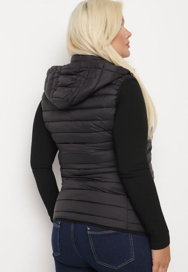 Born2be - Czarna Pikowana Kamizelka z Odpinanym Kapturem i Kieszeniami na Suwak Nairisse. Okazja: na co dzień. Kolor: czarny. Materiał: jeans. Styl: elegancki, casual