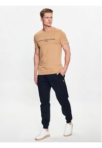 TOMMY HILFIGER - Tommy Hilfiger T-Shirt Logo MW0MW11797 Brązowy Slim Fit. Kolor: brązowy. Materiał: bawełna #4