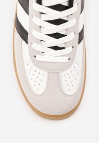 Born2be - Biało-Czarne Sneakersy Typu Kultowe Tenisówki z Ozdobnymi Przeszyciami Selfia. Okazja: na co dzień. Kolor: biały. Materiał: jeans. Obcas: na płaskiej podeszwie #5