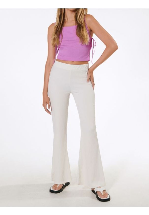 Sinsay - Spodnie wide leg - kremowy. Kolor: kremowy