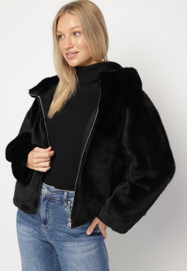 Born2be - Czarna Kurtka Futrzana z Nieodpinanym Kapturem Lanasia. Okazja: na co dzień. Kolor: czarny. Materiał: futro. Styl: casual, elegancki