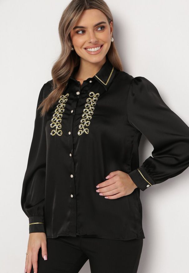 Born2be - Czarna Satynowa Koszula z Kołnierzykiem Ozdobiona Cyrkoniami i Perełkami Classa. Kolor: czarny. Materiał: satyna. Wzór: aplikacja. Styl: elegancki