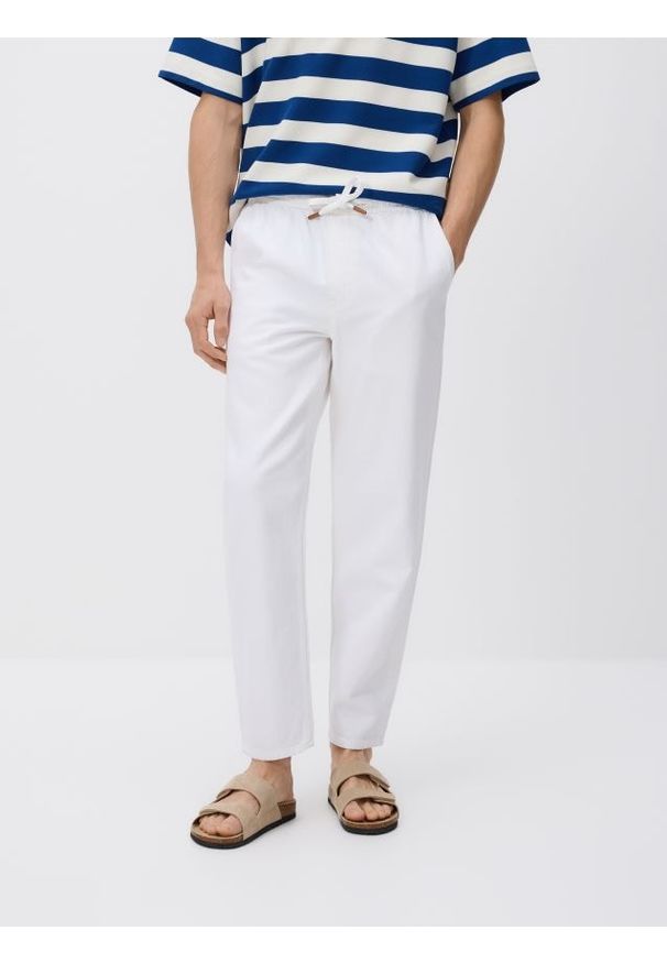 Reserved - Jeansy jogger z dodatkiem lnu - biały. Kolor: biały. Materiał: jeans, len