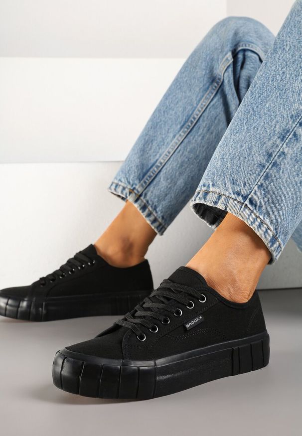 Renee - Czarne Trampki na Tłoczonej Platformie Maivoria. Okazja: na co dzień. Kolor: czarny. Materiał: jeans. Obcas: na platformie. Styl: casual