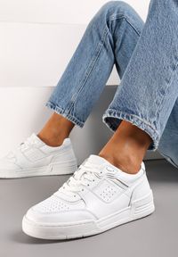 Born2be - Białe Skórzane Sneakersy z Metalicznymi Wstawkami Asnatia. Nosek buta: okrągły. Zapięcie: sznurówki. Kolor: biały. Materiał: skóra. Obcas: na obcasie. Wysokość obcasa: niski #5