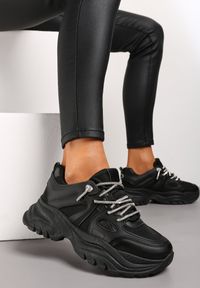 Renee - Czarne Sneakersy na Nieregularnej Grubej Podeszwie z Cyrkoniami Adirka. Okazja: na co dzień. Kolor: czarny. Materiał: jeans, bawełna #2