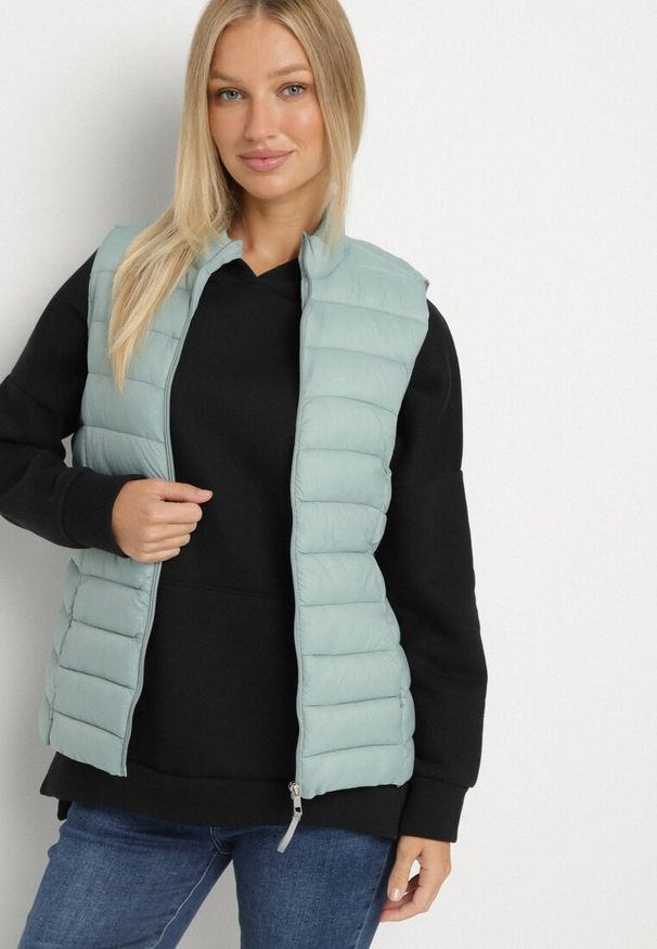 Born2be - Jasnozielona Pikowanana Kamizelka Sifitta. Okazja: na co dzień. Kolor: zielony. Materiał: jeans. Styl: klasyczny, casual, elegancki