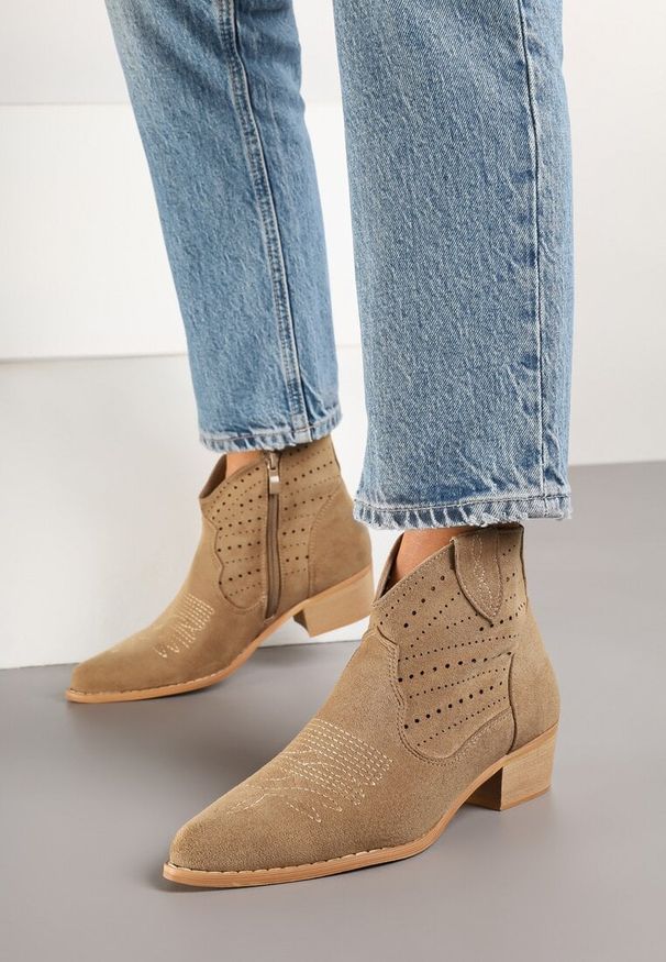 Born2be - Ciemnobeżowe Ażurowe Botki Kowbojki na Stożkowym Obcasie Fonailin. Okazja: na co dzień. Zapięcie: zamek. Kolor: beżowy. Materiał: jeans. Wzór: ażurowy. Obcas: na obcasie. Styl: boho, casual. Wysokość obcasa: średni