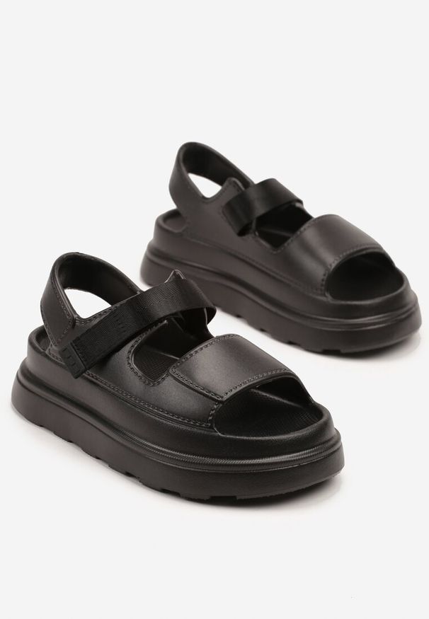 Renee - Czarne Sandały z Pianki na Platformie Zapinane na Rzep Rosavinea. Zapięcie: rzepy. Kolor: czarny. Materiał: jeans. Obcas: na platformie. Styl: elegancki