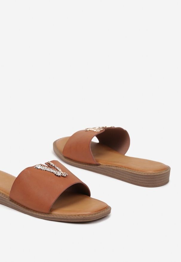 Born2be - Brązowe Klasyczne Klapki z Eleganckim Wycięciem Neoniel. Okazja: na co dzień. Nosek buta: otwarty. Kolor: brązowy. Materiał: jeans, len. Obcas: na płaskiej podeszwie. Styl: elegancki, klasyczny