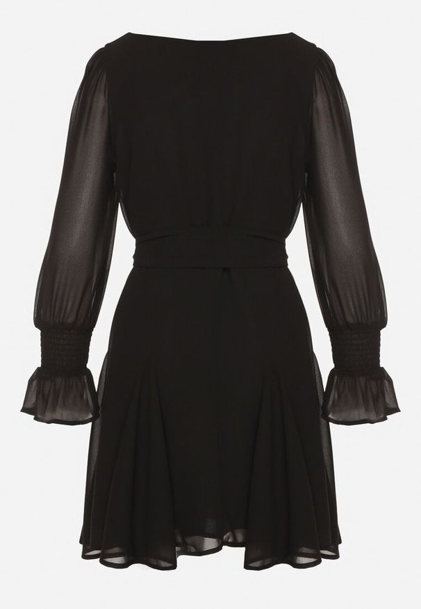 Born2be - Czarna Sukienka Vices z Siateczkowymi Rękawami i Wiązanym Paskiem Resnala. Okazja: na co dzień. Typ kołnierza: dekolt kwadratowy. Kolor: czarny. Materiał: materiał. Typ sukienki: rozkloszowane. Styl: casual, elegancki