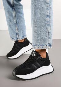 Renee - Czarne Sznurowane Sneakersy Vices na Platformie z Ozdobnymi Paskami Seliniel. Nosek buta: okrągły. Zapięcie: pasek. Kolor: czarny. Materiał: jeans. Wzór: paski. Obcas: na platformie #5