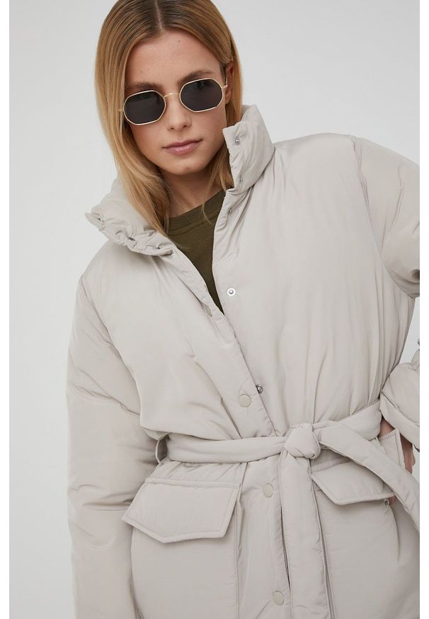 Vero Moda kurtka damska kolor beżowy zimowa. Okazja: na co dzień. Kolor: beżowy. Materiał: materiał, włókno. Wzór: gładki. Sezon: zima. Styl: casual