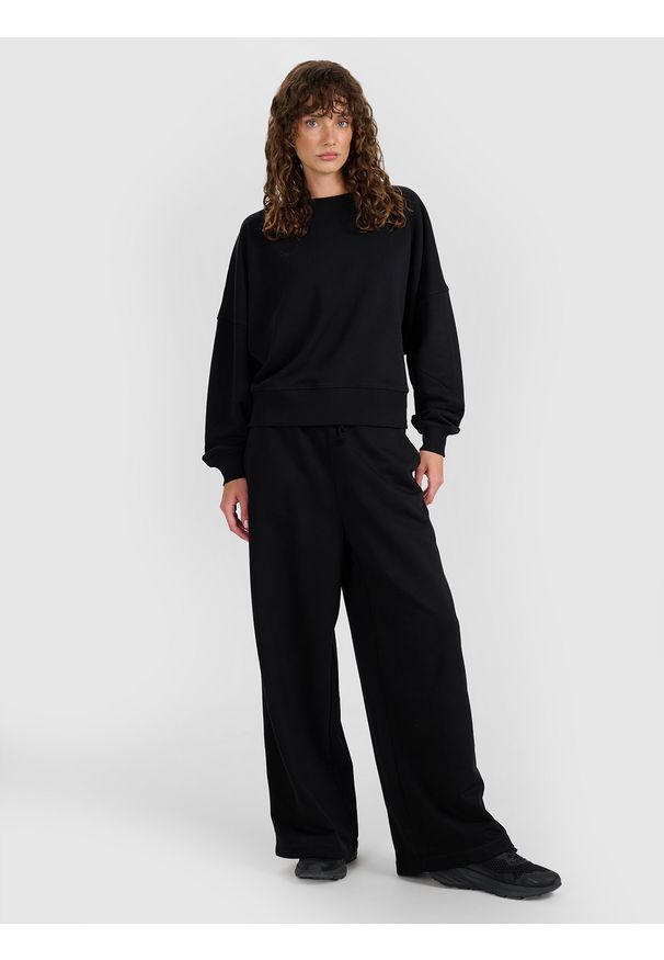 4f - 4F Bluza dresowa nierozpinana bez kaptura damska - czarna M. Okazja: na co dzień. Typ kołnierza: bez kaptura. Kolor: czarny. Materiał: dresówka. Wzór: ze splotem, gładki. Styl: sportowy, klasyczny, casual