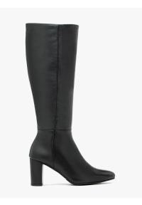 Ryłko - Czarne kozaki z szeroką cholewką. Zapięcie: zamek. Kolor: czarny. Materiał: skóra. Szerokość cholewki: szeroka. Sezon: zima, jesień. Obcas: na obcasie. Styl: klasyczny, elegancki. Wysokość obcasa: średni #1