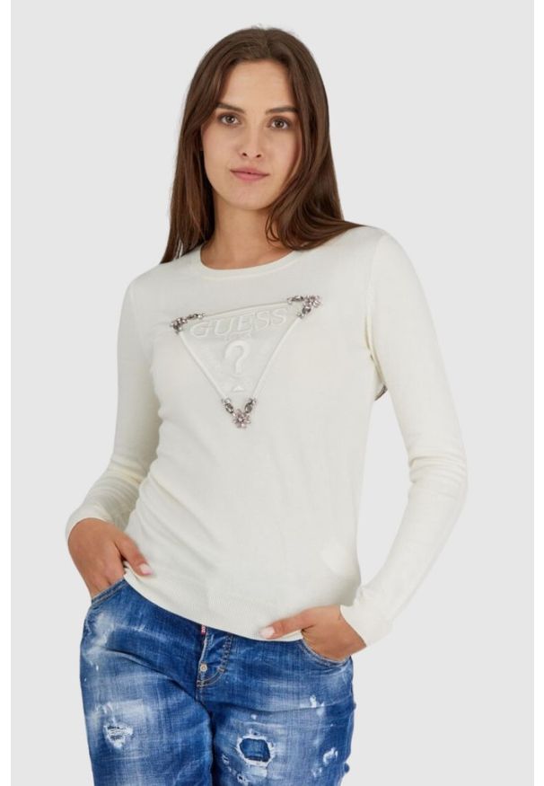Guess - GUESS Kremowy sweterek damski z wyszywanym logo. Kolor: kremowy. Materiał: wiskoza
