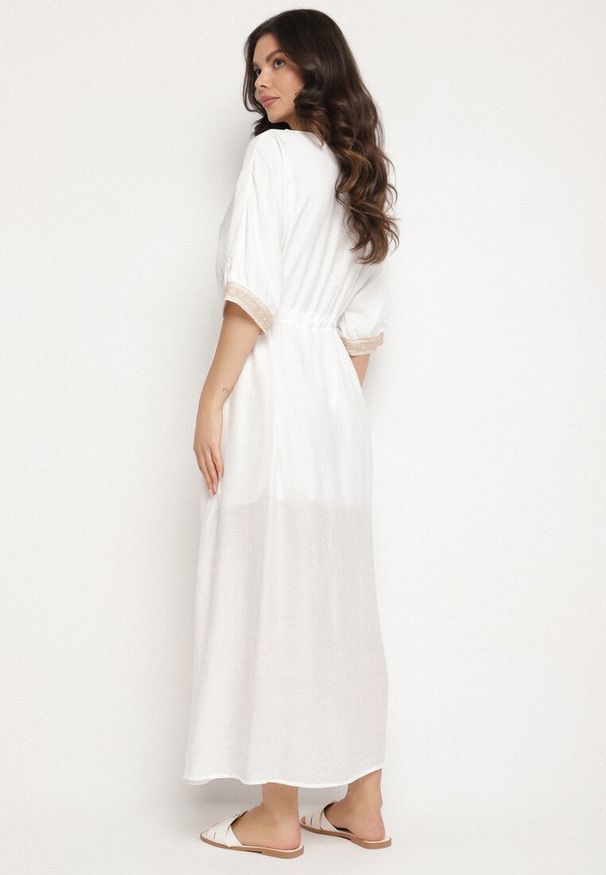 Born2be - Biała Wiskozowa Sukienka z Ażurową Lamówką Aravellea. Okazja: na co dzień. Typ kołnierza: dekolt w serek. Kolor: biały. Materiał: wiskoza. Wzór: ażurowy. Styl: elegancki, casual