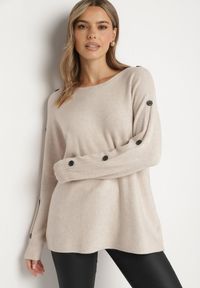 Born2be - Beżowy Sweter z Dodatkiem Bawełny i Wiskozy z Guzikami na Rękawach Ciasine. Okazja: na co dzień. Kolekcja: plus size. Kolor: beżowy. Materiał: wiskoza, bawełna. Długość rękawa: długi rękaw. Długość: długie. Styl: casual