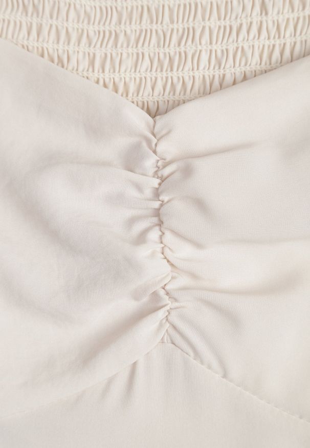 Born2be - Beżowa Koktajlowa Sukienka Typu Hiszpanka z Rozcięciem Vikita. Typ kołnierza: dekolt hiszpanka. Kolor: beżowy. Długość rękawa: krótki rękaw. Styl: wizytowy