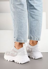 Renee - Białe Sneakersy Ozdobione Siateczką Toliselle. Okazja: na co dzień. Kolor: biały. Materiał: jeans. Wzór: aplikacja #4