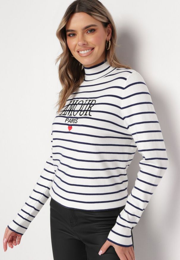 Born2be - Biały Sweter Golf w Paski z Haftem Enika. Typ kołnierza: golf. Kolor: biały. Długość rękawa: długi rękaw. Długość: długie. Wzór: paski, haft
