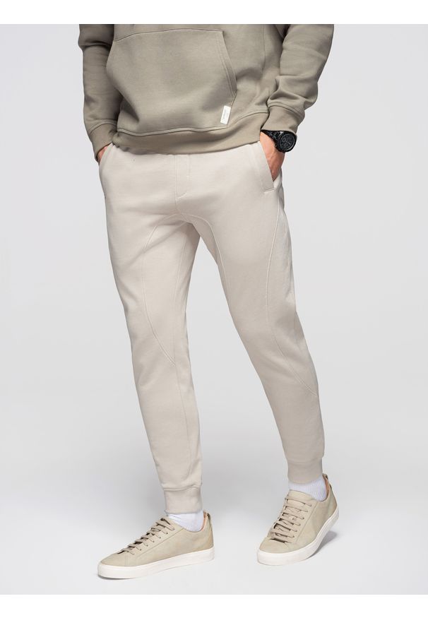 Ombre Clothing - Spodnie męskie dresowe ze ściągaczem przy nogawce BASIC jogger - jasnobeżowe V1. Okazja: na spacer, na co dzień, do domu. Kolor: szary. Materiał: dresówka. Wzór: jednolity, gładki, aplikacja. Styl: casual