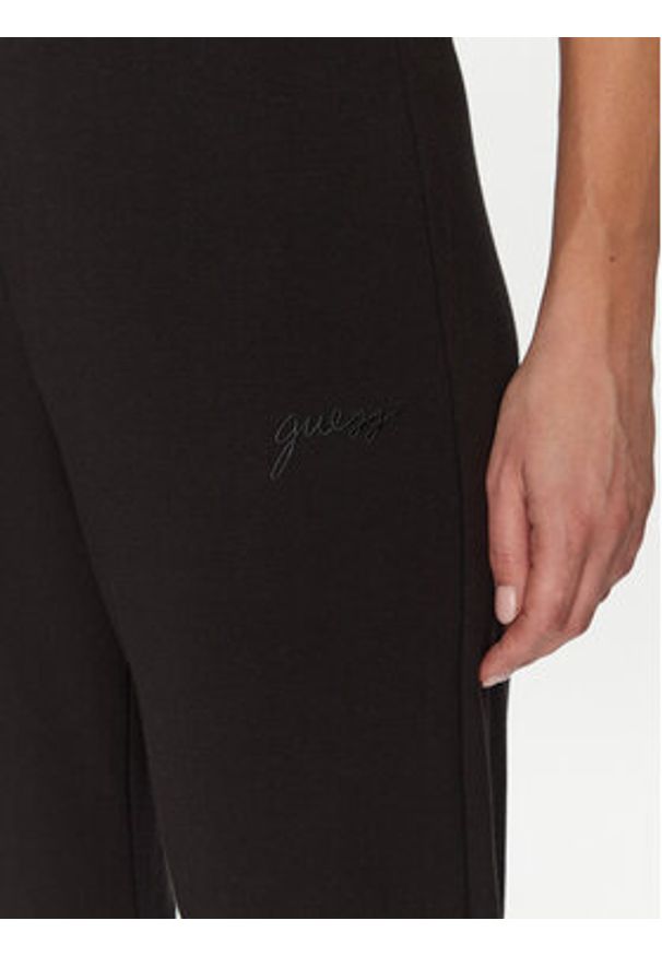 Guess Spodnie materiałowe O5GB05 KCQP2 Czarny Regular Fit. Kolor: czarny. Materiał: syntetyk