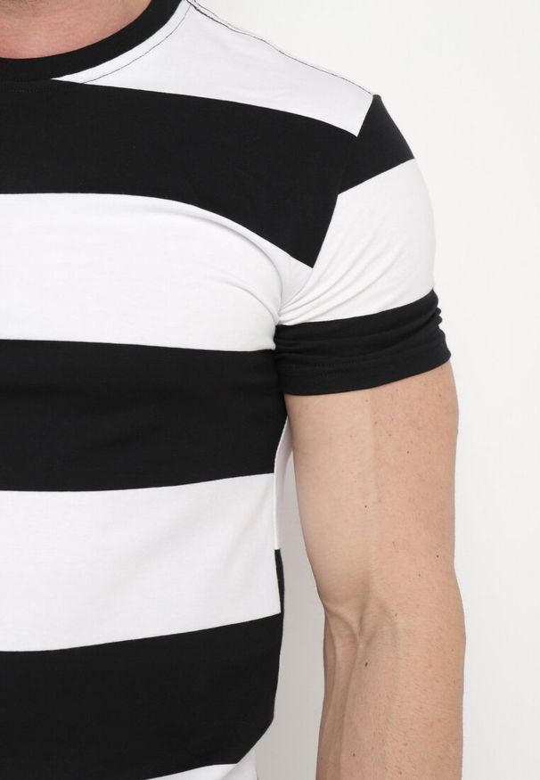 Born2be - Czarno-Biała Casualowa Koszulka z Krótkim Rękawem z Bawełny w Paski Benneli. Okazja: na co dzień. Kolor: czarny. Materiał: bawełna. Długość rękawa: krótki rękaw. Długość: krótkie. Wzór: paski. Sezon: wiosna, lato. Styl: casual