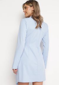 Born2be - Jasnoniebieska Rozkloszowana Sukienka Mini z Kopertową Górą i Plisami na Dole Lontasa. Kolor: niebieski. Typ sukienki: kopertowe. Styl: elegancki. Długość: mini #3