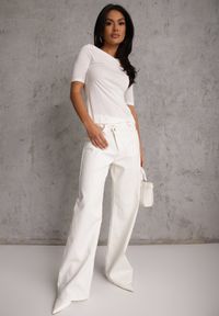 Renee - Biała Bluzka z Dekoltem Typu Łódka Ozdobiona Cyrkoniami Neaninna. Okazja: na co dzień. Kolor: biały. Materiał: poliester, jeans. Wzór: aplikacja. Styl: casual, elegancki #4