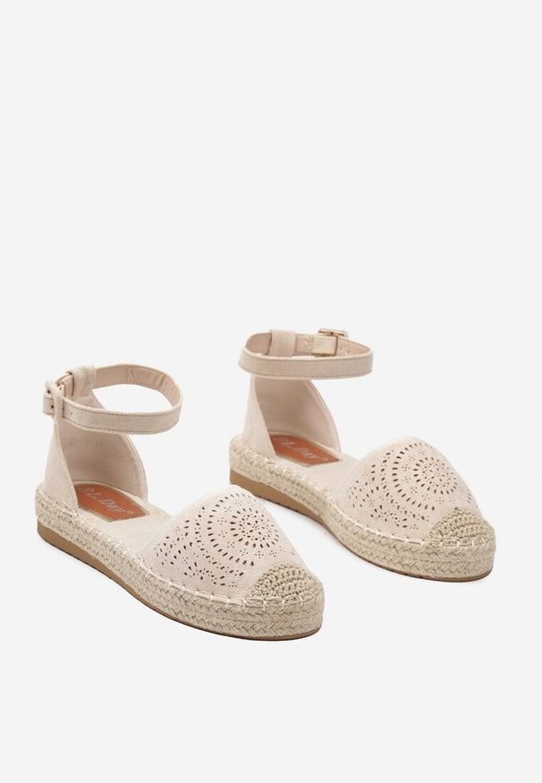 Renee - Beżowe Espadryle na Płaskiej Podeszwie z Ażurowym Zdobieniem Zapinane Wokół Kostki Vizimaia. Okazja: na co dzień. Nosek buta: okrągły. Zapięcie: pasek. Kolor: beżowy. Wzór: ażurowy, aplikacja. Obcas: na płaskiej podeszwie. Styl: casual, elegancki