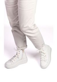 Inna - Sneakersy wysokie na platformie skórzane białe Sempre 23-396-38. Kolor: biały. Materiał: skóra. Wzór: grochy. Obcas: na platformie #3