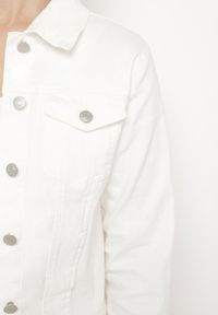 Born2be - Biała Bawełniana Kurtka Jeansowa Zapinana na Metalowe Guziki Auratia. Okazja: na spacer, na co dzień. Kolor: biały. Materiał: bawełna, jeans. Długość rękawa: długi rękaw. Długość: długie. Styl: casual, klasyczny #7