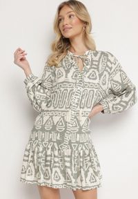 Born2be - Zielona Wiskozowa Sukienka w Etniczny Wzór o Rozkloszowanym Kroju z Wiązaniem Nalpio. Okazja: na co dzień. Typ kołnierza: dekolt w serek. Kolor: zielony. Materiał: wiskoza. Długość rękawa: długi rękaw. Styl: casual, elegancki #4