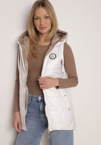 Born2be - Biała Pikowana Kamizelka o Długim Kroju z Nieodpinanym Kapturem i Aplikacją Koretes. Okazja: na co dzień. Kolor: biały. Materiał: prążkowany, poliester. Długość: długie. Wzór: aplikacja. Styl: casual #1