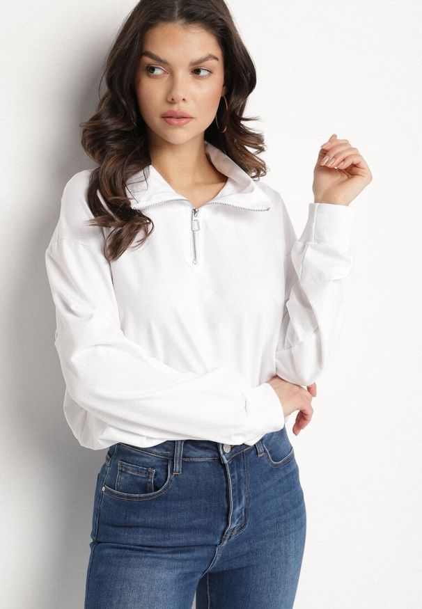 Born2be - Biała Bluza z Kołnierzykiem z Suwakiem i Ściągaczem u Dołu Alanidra. Okazja: na co dzień. Kolor: biały. Materiał: jeans. Długość rękawa: długi rękaw. Długość: długie. Styl: elegancki, casual