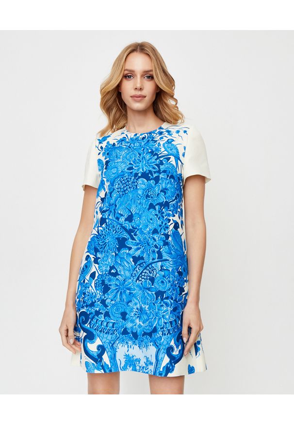 VALENTINO - Niebieska sukienka w kwiaty. Kolor: biały. Materiał: wełna, jedwab. Wzór: kwiaty