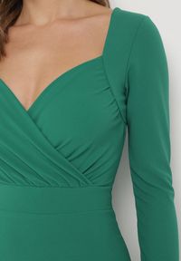 Born2be - Zielona Dopasowana Sukienka Maxi z Kopertowym Dekoltem Mistena. Kolor: zielony. Długość rękawa: długi rękaw. Typ sukienki: kopertowe. Długość: maxi #4