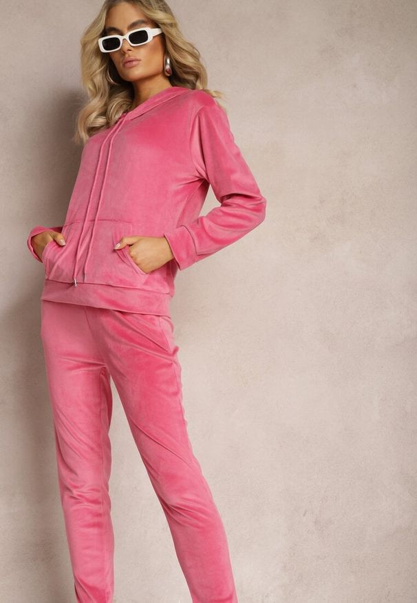 Renee - Ciemnoróżowy Welurowy Komplet Dresowy Bluza z Kapturem i Spodnie Vilna. Kolor: różowy. Materiał: welur, dresówka